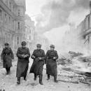 Żołnierze radzieccy na Breitestrasse (obecnie ul. Złotników). W kłębach dymu widoczny zarys wieży kościoła św. Jana